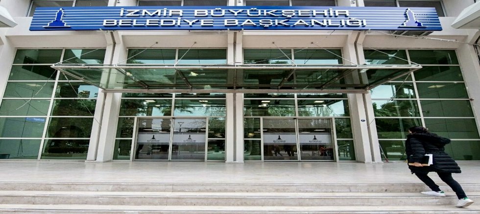 İzmir Büyükşehir’e operasyon: Egeşehir ve Okçuoğlu İnşaat’a gözaltı