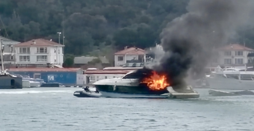 İzmir Çeşme’de Motoryat  Yangını 