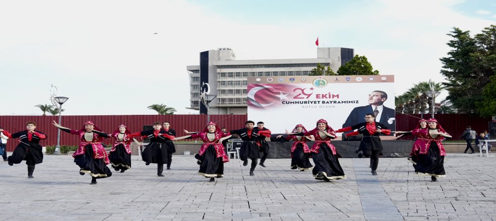 İZMİR’DE CUMHURİYET COŞKUSU BAŞLADI: TÜRK BAYRAĞINA İLK İLMEĞİ VALİ ELBAN ATTI 