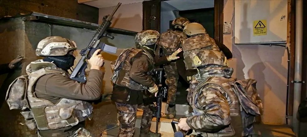 İzmir’de Organize Suç Örgütüne Helikopterli Dev Operasyon: 23 Gözaltı