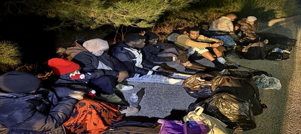 İzmir Karaburun’da minibüste 16 kaçak göçmen yakalandı, organizatör şüphelisi tutuklandı!
