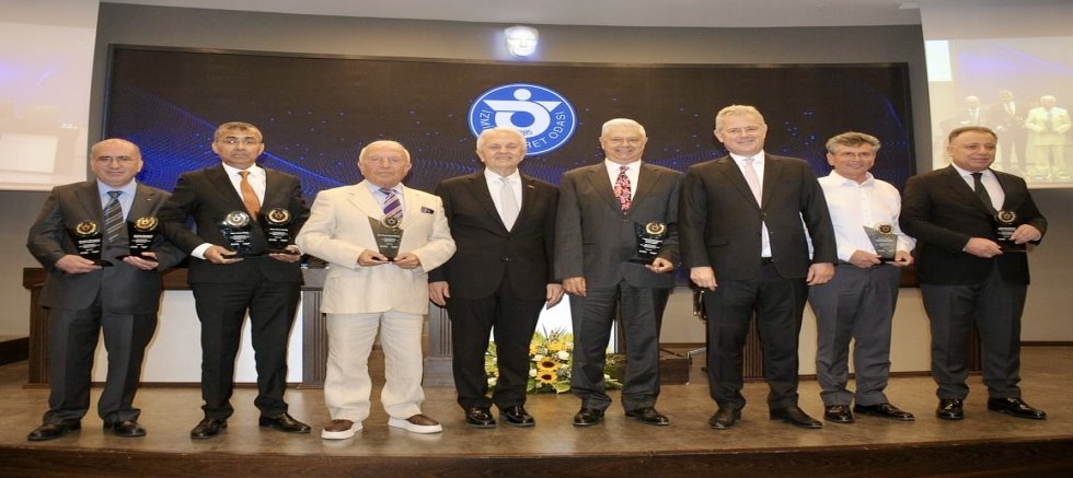 İZTO'dan Vergi rekortmeni Reşat Akbaykal'a Ödül