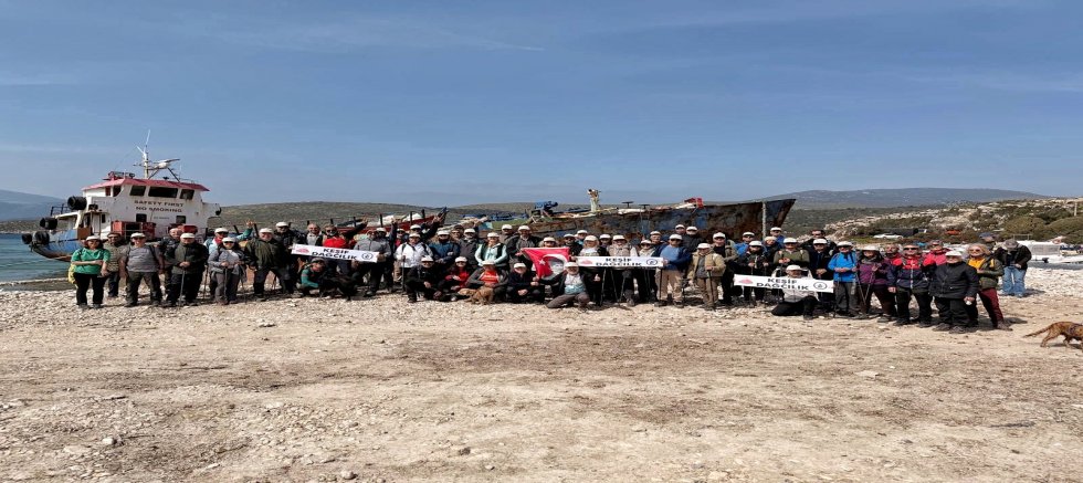 Keşif Dağcılık Kulübü’nden Demircili Koyu’nda hurda gemi protestosu