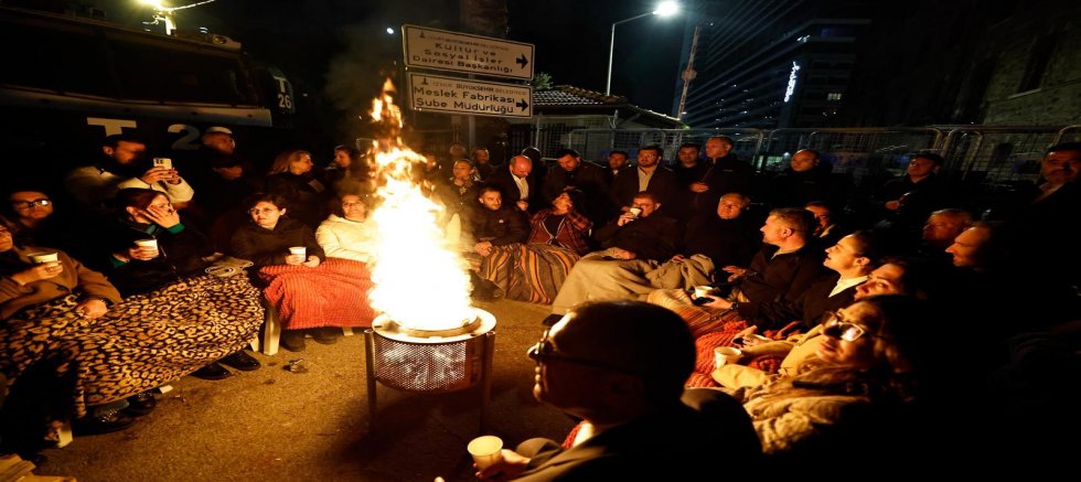 Meslek Fabrikası önünde gece nöbeti!  Başkan Tugay  ‘tek başıma da devam ederim’ 