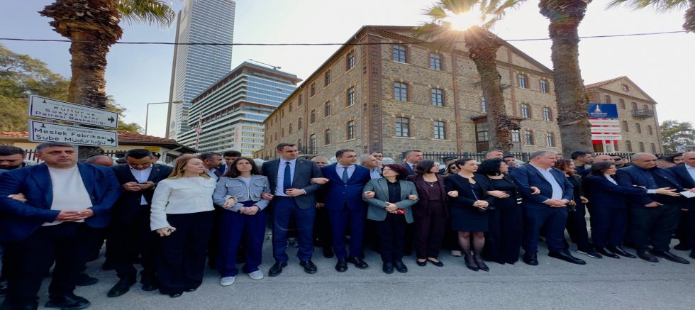 Meslek Fabrikası Önünde İlçe Belediye Başkanlarından İnsan Zinciri