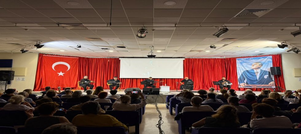 NEŞET ERTAŞ, ÇEŞME’DE TÜRKÜLERİYLE ANILDI