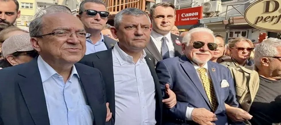 Özgür Özel, İzmir’de gazetecilerin yürüyüşüne katıldı