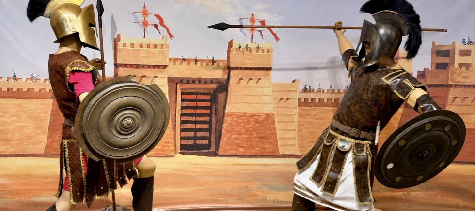 Mitoloji ve sanat Çeşme Kalesi’nde buluştu: “Homeros ve Troya” sergisi kapılarını açtı