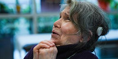 10 Yıl Sonra Gelen Duyma Sevinci: İzmir’de Biyonik Kulak Mucizesi