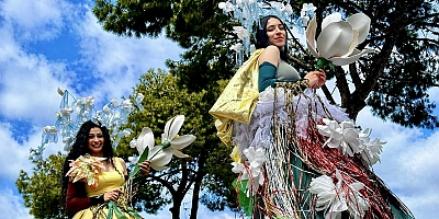 15. Uluslararası Alaçatı Ot Festivali Korteji Renkli Görüntülere Sahne Oldu