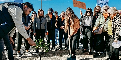 2025 Yılında Öldürülen Kadınlar İçin Çeşme’de Sakız Fidanı Dikildi!