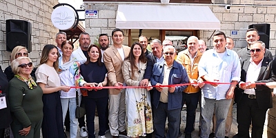 Alaçatı’da “Kitap Kafe” Hizmete Açıldı
