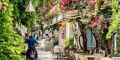 Alaçatı’da Yeni Trafik Düzenlemesi: Bazı Sokaklarda Gece Araç Trafiği Yasaklandı