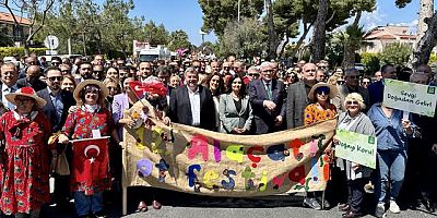 Alaçatı Ot Festivali’nde çok renkli kortej yürüyüşü
