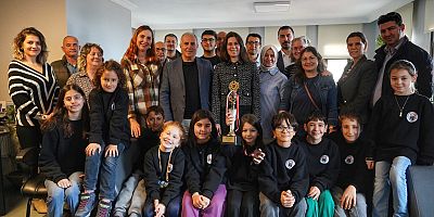 Başkan Lal Denizli, Çeşme Belediyespor Satranç Takımını Ağırladı