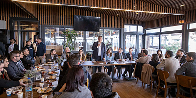 Başkan Tugay Çeşme’de Gençlerle Bir Araya Geldi