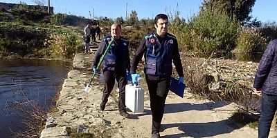 Büyük Menderes Nehri siyaha bürünmüştü! Bakanlık harekete geçti: Numune alındı