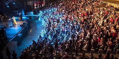 Çeşme Açıkhava Tiyatrosu’nda Ünlüler Geçidi Devam Ediyor!