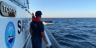 Çeşme açıklarında 16 düzensiz göçmen kurtarıldı