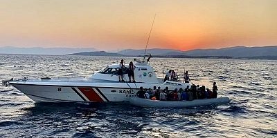 Çeşme açıklarında lastik botta 48 düzensiz göçmen yakalandı