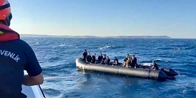 Çeşme Açıklarında Sürüklenen Bottaki 30 Düzensiz Göçmen Kurtarıldı