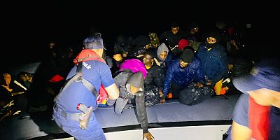 Çeşme Altınkum  açıklarında 82 düzensiz göçmen yakalandı