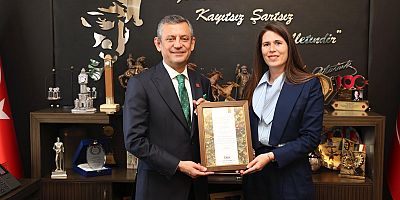 Çeşme Belediye Başkanı Lâl Denizli’den Özgür Özel’e destek: “Yolumuz açık olsun Sayın Genel Başkanım”