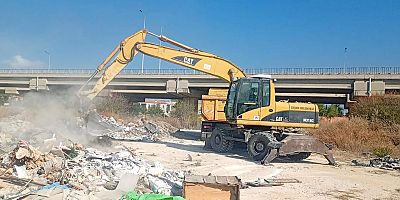 Çeşme Belediyesi, Alaçatı Sulak Alanı’ndaki Molozları Temizledi