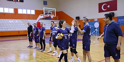 Çeşme Belediyesi Birimler Arası Voleybol Turnuvası coşkuyla tamamlandı