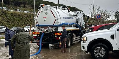 Çeşme Belediyesi ekipleri şiddetli sağanak yağışa karşı sahada