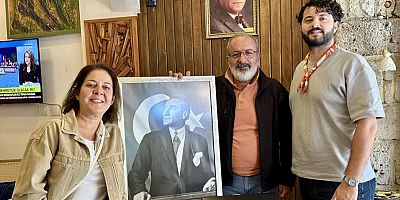 Çeşme Belediyesi  Muhtarlar Gününde Atatürk Portresi Hediye Etti