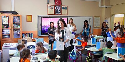 Çeşme Belediyesinden minik öğrencilere “Okula Hoş Geldin” desteği