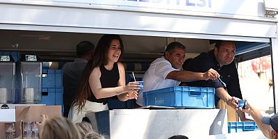 ÇEŞME BELEDİYESİNDEN VATANDAŞLARA AŞURE İKRAMI