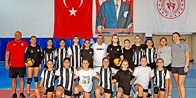 Çeşme Belediyespor’un Kız Voleybol Takımı Şampiyonluk Yolunda