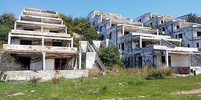 Çeşme’de 21 Yıldır Atıl Kalan Tatil Köyü, Kaçak Göçmenlerin Sığınağı Oldu