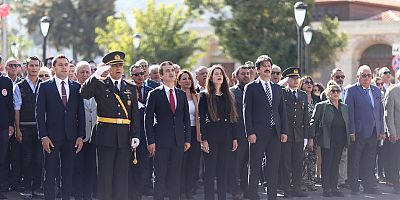 Çeşme’de 29 Ekim Cumhuriyet Bayramı’nın 101. Yıl Coşkusu Çelenk Sunma Töreni ile Başladı