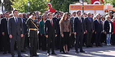 Çeşme’de 29 Ekim Cumhuriyet Bayramı’nın 102. Yıl Coşkusu Çelenk Sunma Töreni ile Başladı