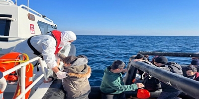 ÇEŞME’DE 89 DÜZENSİZ GÖÇMEN YAKALANDI!