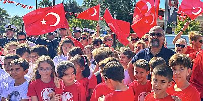 ÇEŞME’DE CUMHURİYET BAYRAMI 100. YIL KUTLAMALARI ÇELENK SUNMA TÖRENİ İLE BAŞLADI