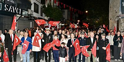 Çeşme’de Cumhuriyet Bayramı Coşkusu Fener Alayı İle Doruğa Ulaştı