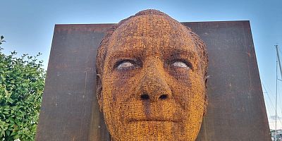 Çeşme'de Deforme olan Atatürk heykeli tepli çekti!