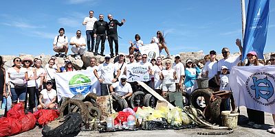 Çeşme’de denizden 1,5 ton çöp çıkarıldı!