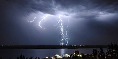 Çeşme’de Fırtına ve Dolu Etkili Oldu