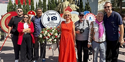 Çeşme’de Gazetecilerden 30 Ağustos’a Anlamlı Çelenk