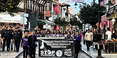 Çeşme’de Kadınlar Şiddete Karşı Yürüdü