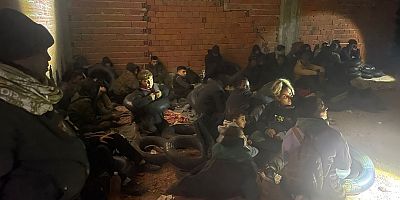 Çeşme’de Metruk Binada 29 Kaçak Göçmen Yakalandı