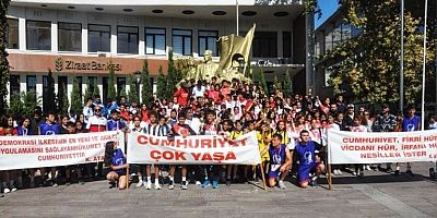 Çeşme’de Öğrenciler Cumhuriyet’in 101. Yılı İçin Koştu