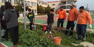 Çeşme’de okul bahçeleri meyve bahçesine dönüşüyor