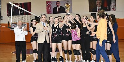 Çeşme’de Okul Sporları Voleybol Turnuvası Sona Erdi