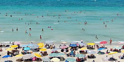 Çeşme’de plajlar doldu taştı!